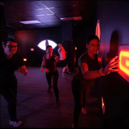 Últimas noticias de la empresa sobre Pared Interactiva Esconde Pulsa el botón Número de recuento Luz LED Activar el juego Ojos Malvados