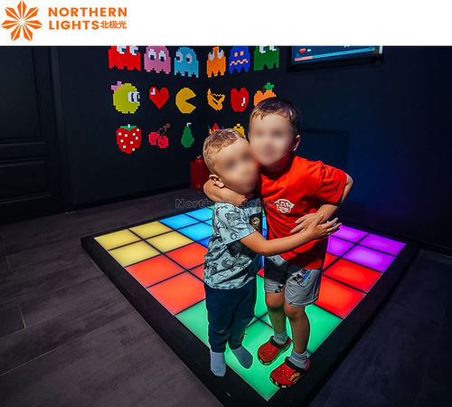 Últimas noticias de la empresa sobre Juego Super Grid Pixel 30x30cm Interactivo de luz Vloer Lava Juego activo Led piso