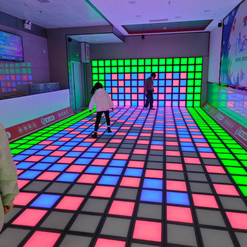 Últimas noticias de la empresa sobre Ve viral: Cómo un piso LED interactivo transforma tu patio de juego interior