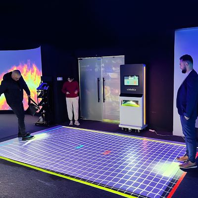 Buen precio Centro de fitness proyector de piso móvil interactivo 5000lm todo en una máquina en línea