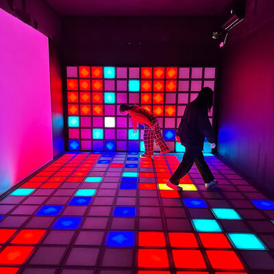Suelo LED interactivo con azulejos RGB de 30x30 cm y 1000 niveles para juegos y entretenimiento