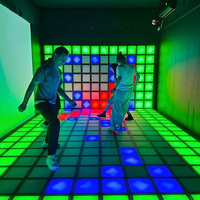 Buen precio LED Interactivo azulejos de suelo Grilla de salto para el parque de diversiones en línea