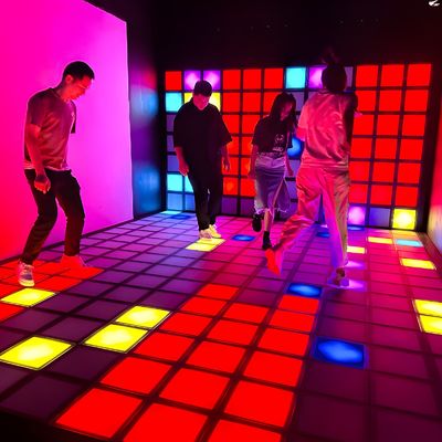 Buen precio Juego de salto LED Tejas de pista de baile Juego interactivo Super Grid en línea