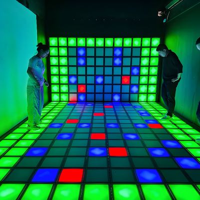 Buen precio Activar el juego de piso LED interactivo juego de iluminación interactiva red de salto de suelo azulejos de piso de baile LED activo en línea