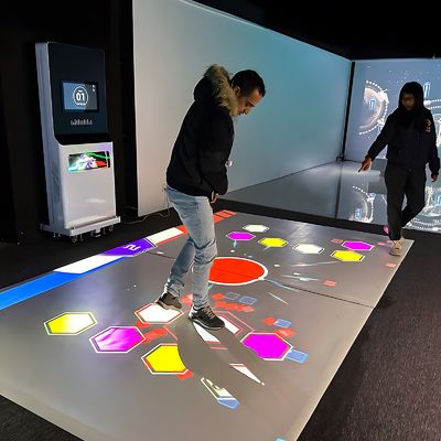 Buen precio Equipo de ejercicios todo en uno Entrenamiento físico Deportes Proyector de juegos de piso interactivo en línea