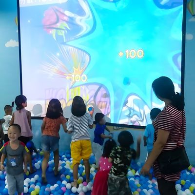 Calidad Juego de proyección interactivo para patio interior con 35 juegos, brillo de 3400 lúmenes y resolución de 1024*768 fábrica