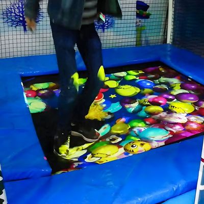 Buen precio Proyección interactiva de piso de trampolín 3500 lúmenes para patio de recreo interior en línea