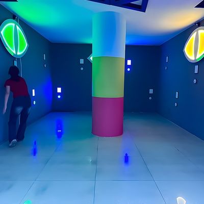 Buen precio Sala de Escape Interactivo de Luz Esconde la Pared Equipo de Juego Cooperar para Niños Adultos en línea
