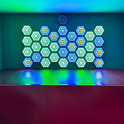Buen precio Nueva sala de juegos activa LED sensor inducido luz interactiva hexágono Activar juegos Arena en línea