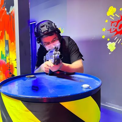 Buen precio Máquinas de juego de la pistola de etiqueta láser de detección inteligente con sistema inalámbrico multijugador de batalla de chaleco en línea