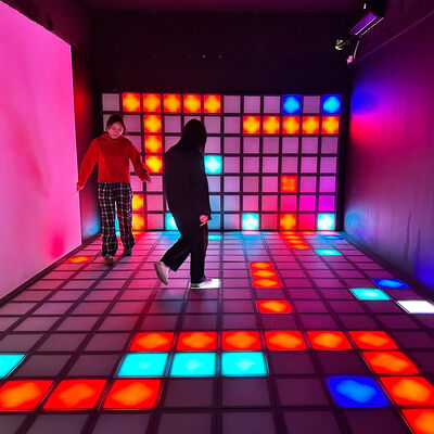 Buen precio Pavimento LED interactivo con azulejos RGB de 30x30 cm y modos de juego multijugador para entretenimiento en línea