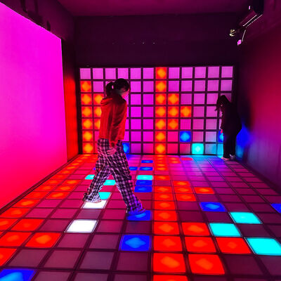 Calidad 30x30cm RGB Color Interactivo LED de suelo con 1000 + niveles para salas de juegos y pisos de baile fábrica