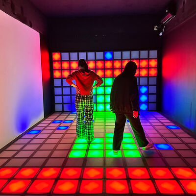 Calidad Piso de baile LED interactivo con tamaño de baldosas de 30x30cm, color RGB y 1000+ niveles de juego para niños y adultos fábrica