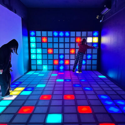 Buen precio 2026 Nuevo piso LED interactivo RGB de 30x30 cm con desafío de salto multijugador para uso comercial en línea