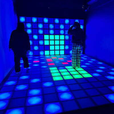 Calidad Pavimento LED interactivo con color RGB y tamaño de azulejo de 30x30cm para modos de juego multijugador fábrica