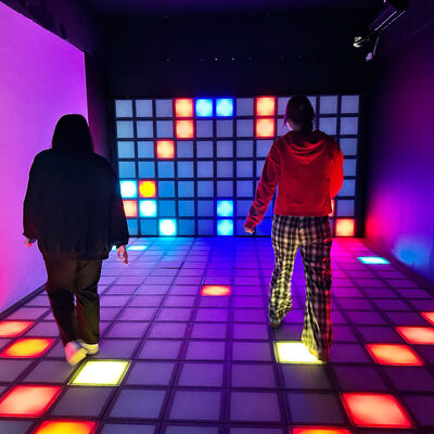 Calidad 30x30cm RGB Interactivo LED de suelo de juegos azulejos de luz para el juego multijugador Super Grid fábrica