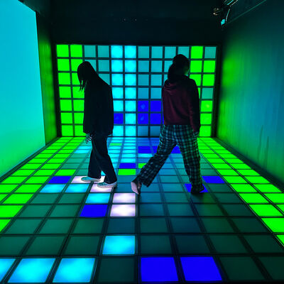 Calidad Piso LED interactivo con color RGB de tamaño de mosaico de 30x30 cm y más de 1000 niveles de juego para salas de juegos fábrica