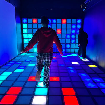 Buen precio 30x30cm suelo LED interactivo RGB con 1000 niveles para niños y entretenimiento en línea