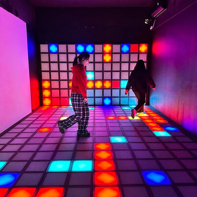 Calidad Baldosas LED interactivas RGB de 30x30 cm con modos de juego multijugador para deportes de interior y parques de atracciones fábrica