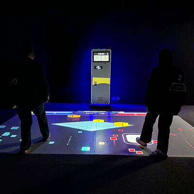 Buen precio Proyector de piso móvil interactivo de 5000 lúmenes con más de 40 juegos y sistema todo en uno en línea