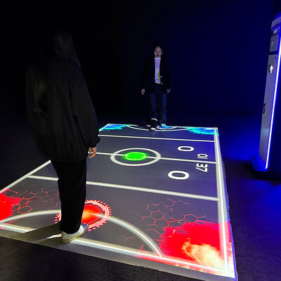 Calidad Proyector de piso interactivo de 5000 lúmenes con más de 40 juegos: máquina de proyección todo en uno Plug-and-Play fábrica