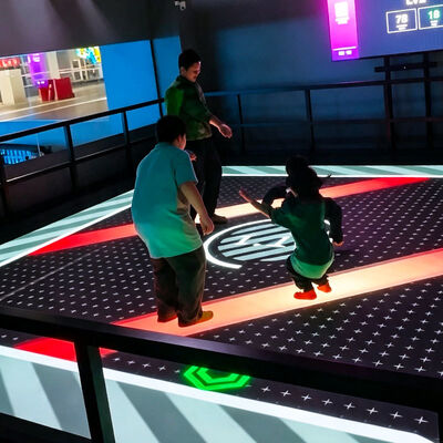 Calidad Consola de juego interactiva LED para suelo con pantallas grandes de 5m*5m de 50/55 pulgadas y 6m*6m/7m*7m de 86 pulgadas y 6 juegos populares fábrica