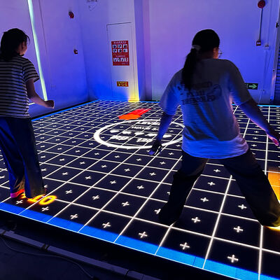 Buen precio Sistema de juego interactivo LED con 6 juegos seleccionables, pantalla grande de 86 pulgadas y modos de batalla de equipo multijugador en línea