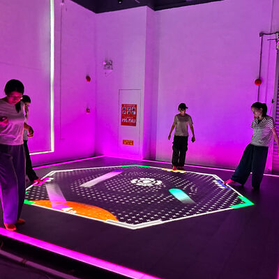 Calidad Aurora Motion Juego Interactivo de Piso LED con Consola Táctil de 21 pulgadas y Pantalla Grande de 86 pulgadas con 6 Juegos Seleccionables Fábrica