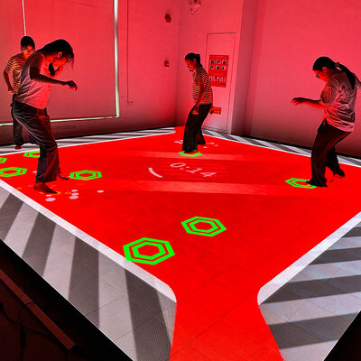 Calidad Aurora Motion Interactive LED Floor Game con pantalla de 75 pulgadas y 6 juegos seleccionables para la batalla por equipos multijugador Fábrica