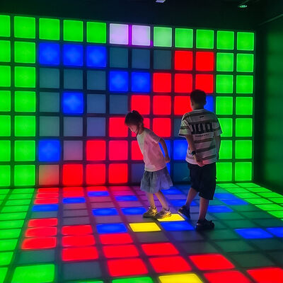 Calidad Juego interactivo de suelo LED y de red LED con más de 280 niveles de juego, 100-900 azulejos modulares y color RGB para centros comerciales Fábrica